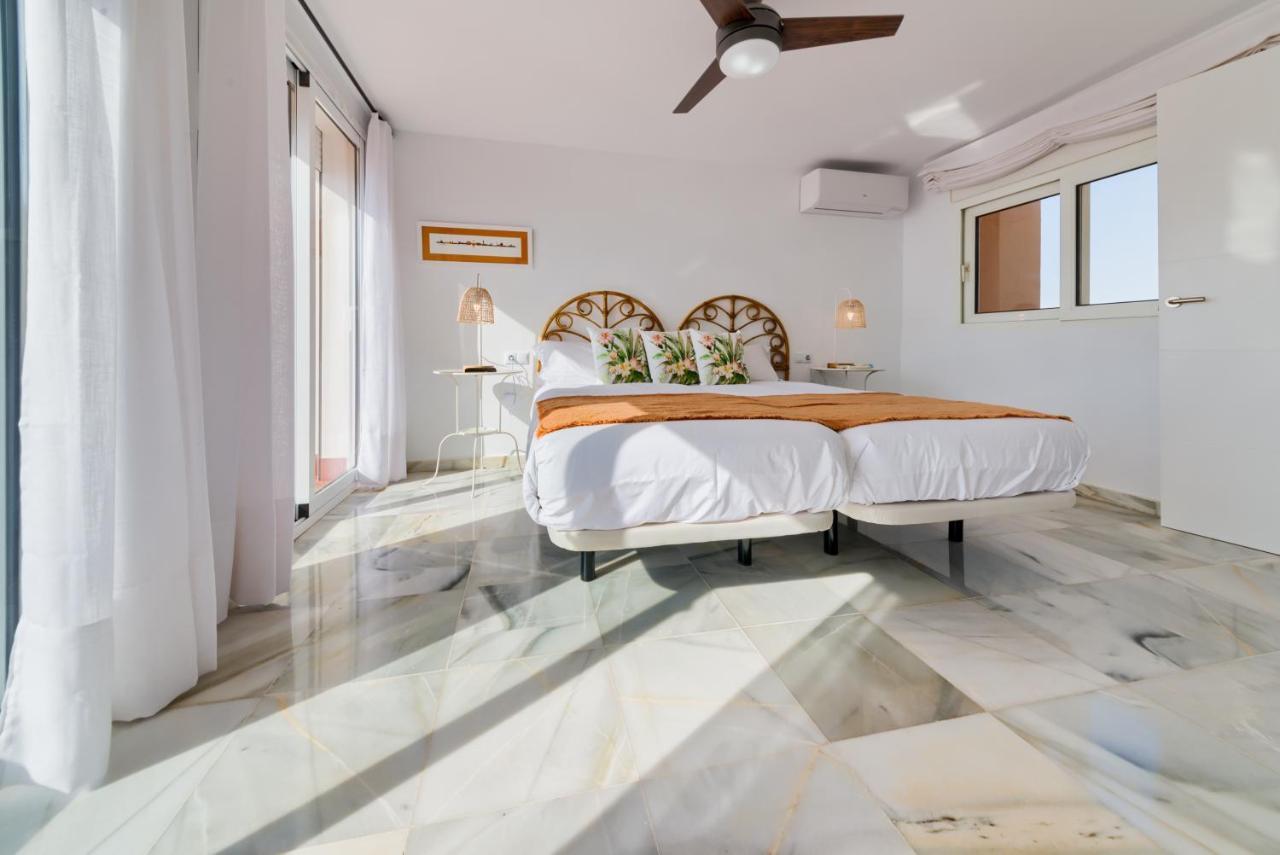 Holidays2Fuengirola Duplex With Stunning Sea View, Terraces,1St Line Beside Port المظهر الخارجي الصورة