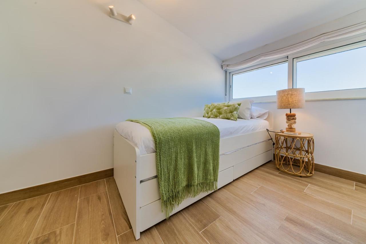 Holidays2Fuengirola Duplex With Stunning Sea View, Terraces,1St Line Beside Port المظهر الخارجي الصورة