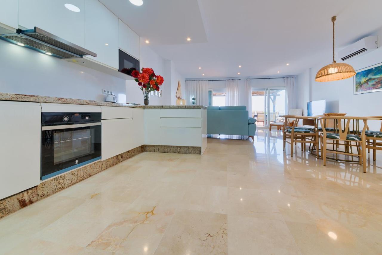 Holidays2Fuengirola Duplex With Stunning Sea View, Terraces,1St Line Beside Port المظهر الخارجي الصورة