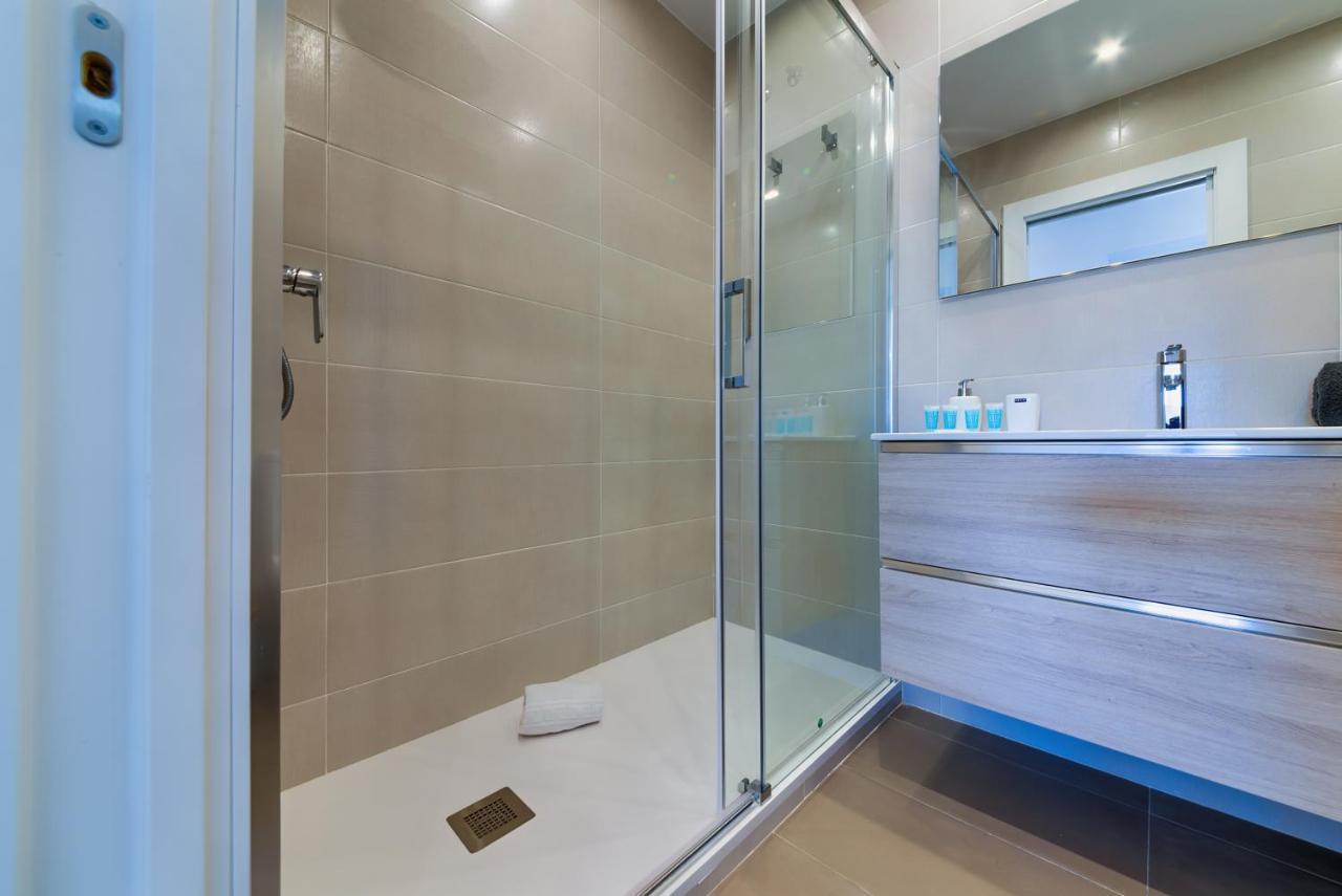 Holidays2Fuengirola Duplex With Stunning Sea View, Terraces,1St Line Beside Port المظهر الخارجي الصورة